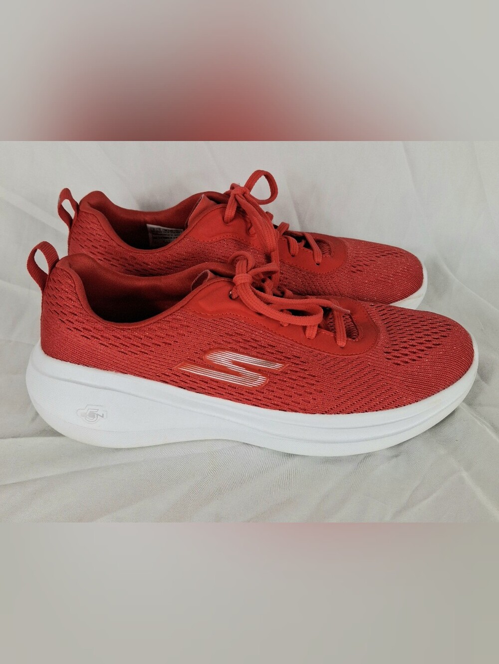 SKECHERS GO RUN Fast Float Womens Shoes Size 8 Air Cooled Red Low Top 15109